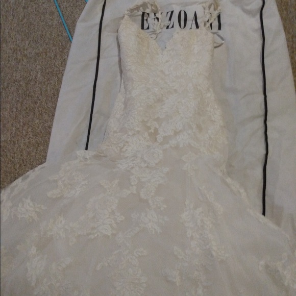 Enzoani Lace Diana  Ivory Wedding Dress, size 8. - Picture 8 of 12